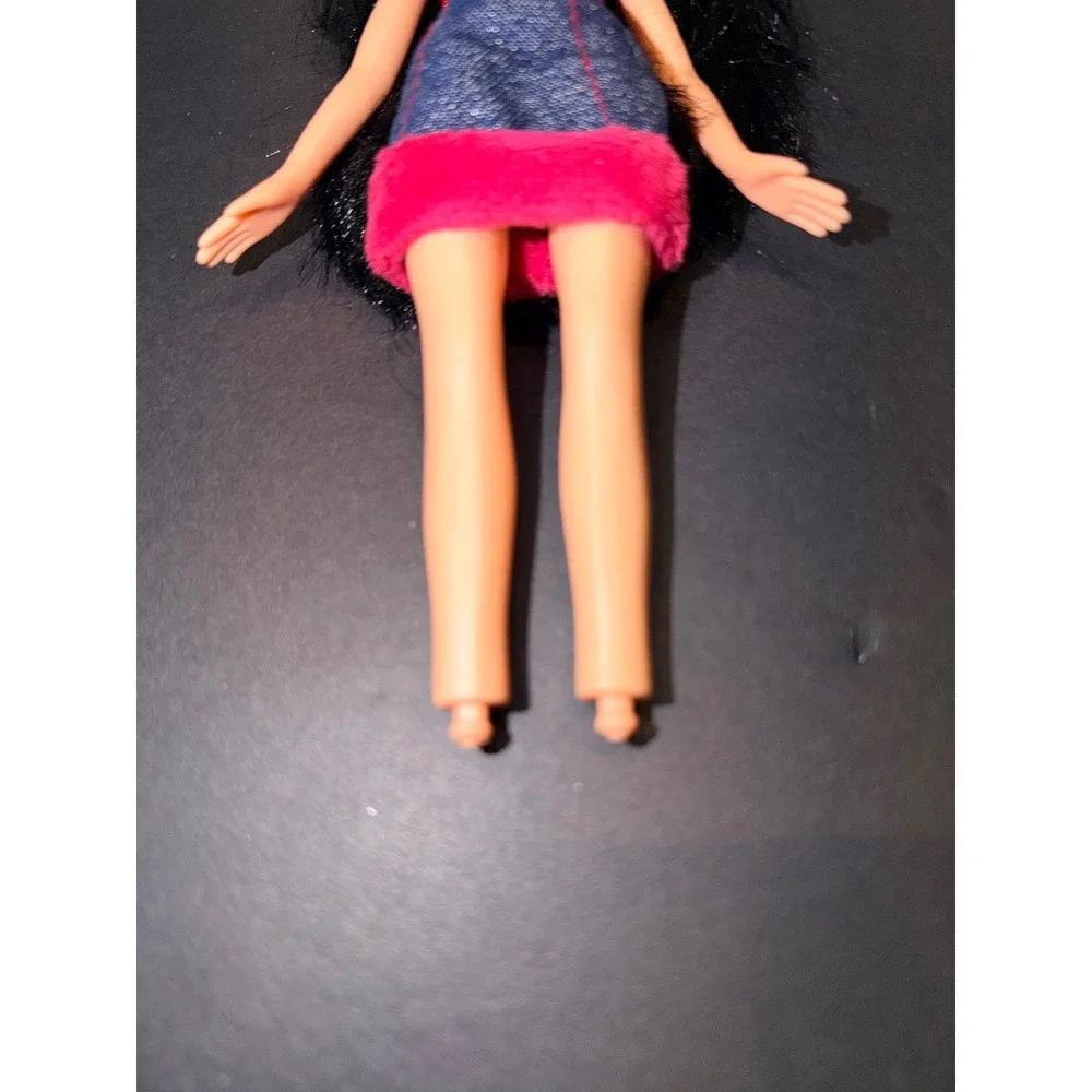 MGA Bratz Jade Doll Black Hair Red Glitter Top Denim Pink Fur Skirt Y2K Fashion